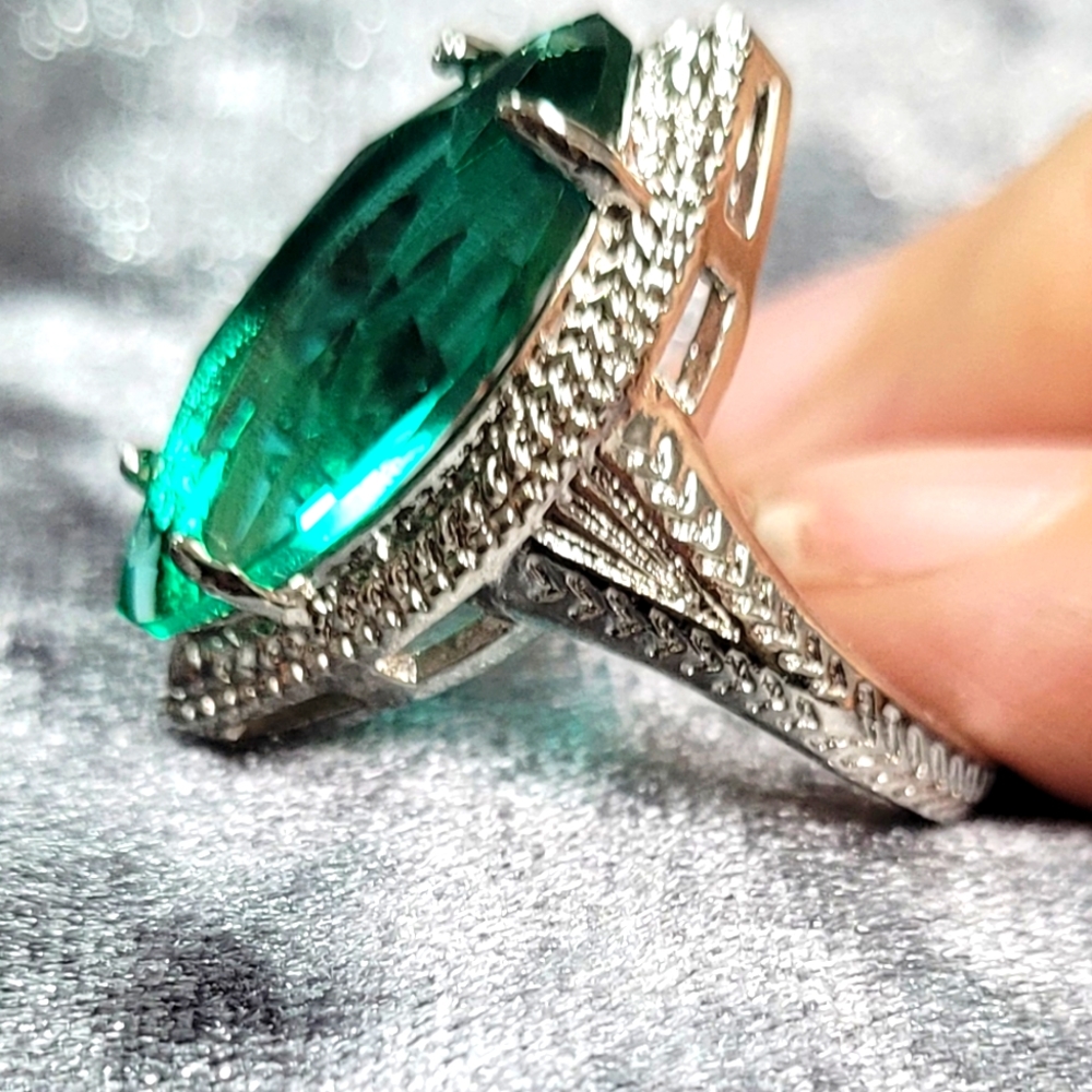 Large Green Marquise shaped Rhinestone Ring - Picture 12 of 12